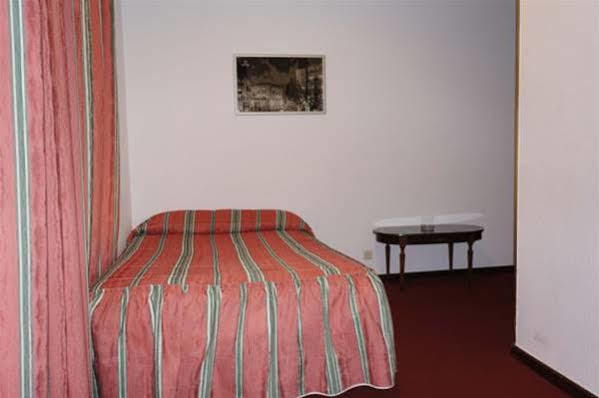 Hostal La Numantina โลโกรโญ ภายนอก รูปภาพ